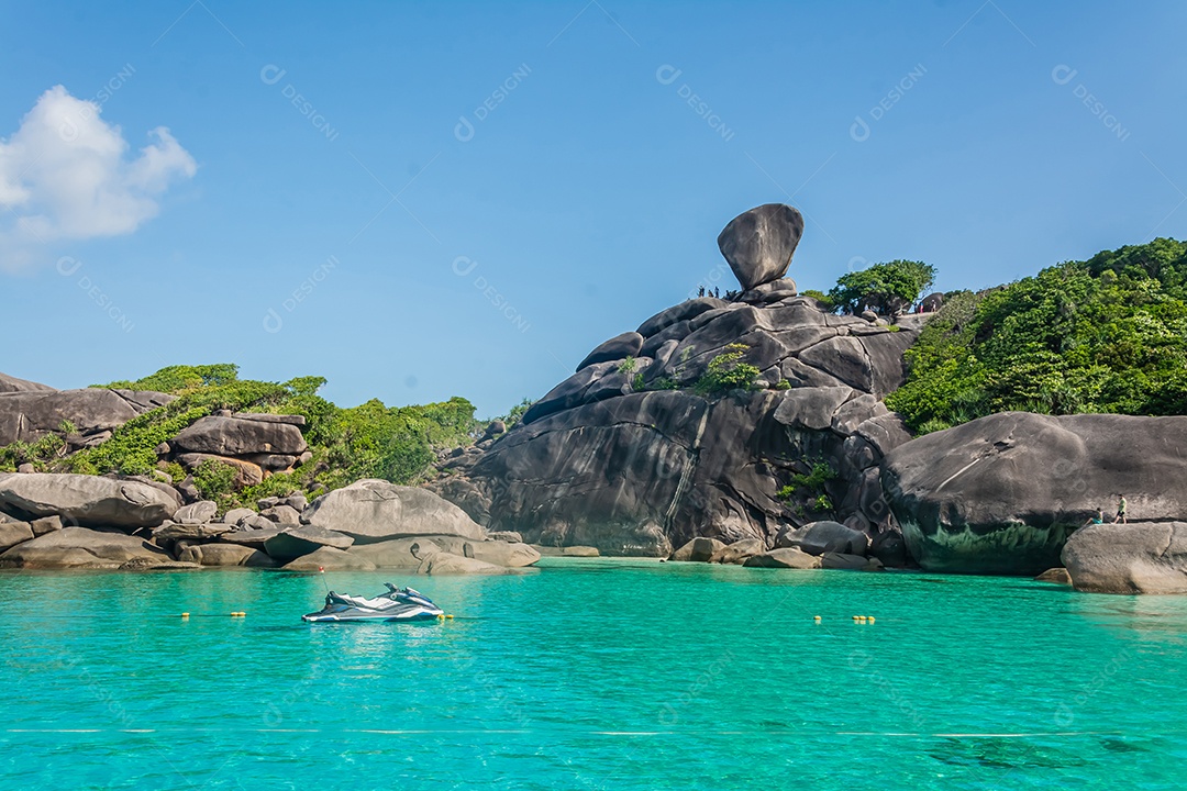 Pessoas bonitas da paisagem na rocha é um símbolo das Ilhas Similan, céu azul e nuvem sobre o mar durante o verão no Parque Nacional
