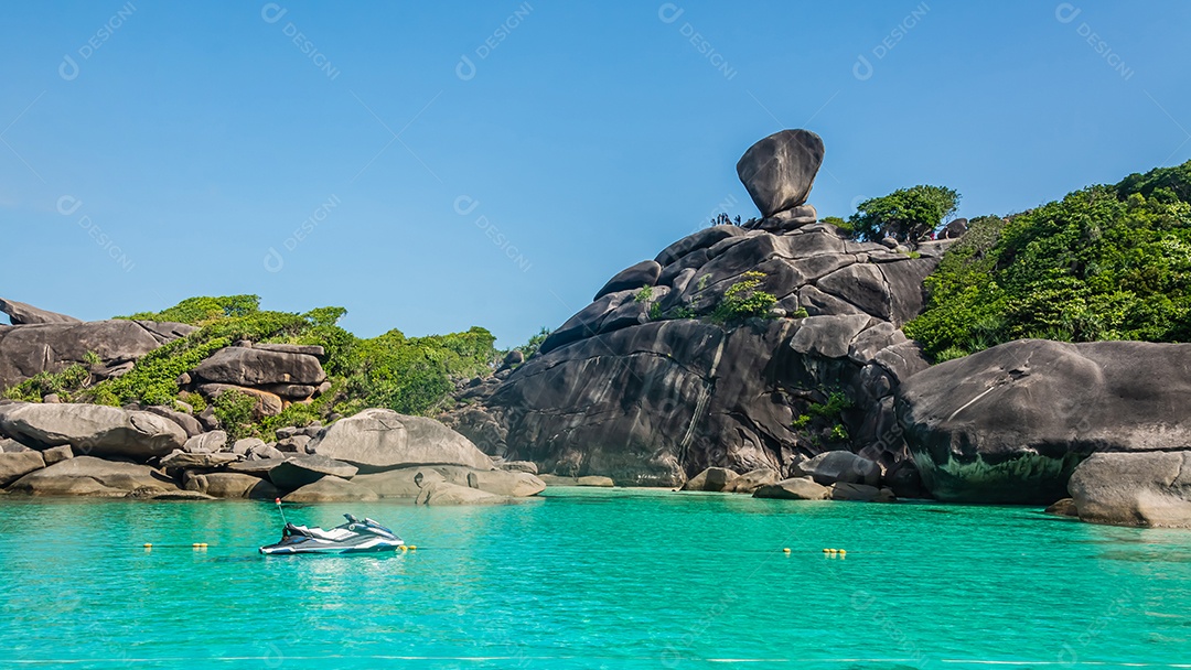Pessoas bonitas da paisagem na rocha é um símbolo das Ilhas Similan, céu azul e nuvem sobre o mar durante o verão no Parque Nacional