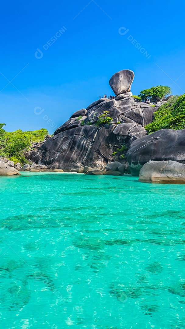 Pessoas bonitas da paisagem na rocha é um símbolo das Ilhas Similan, céu azul e nuvem sobre o mar durante o verão no Parque Nacional