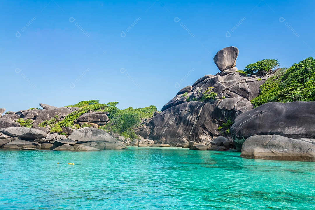 Pessoas bonitas da paisagem na rocha é um símbolo das Ilhas Similan, céu azul e nuvem sobre o mar durante o verão no Parque Nacional