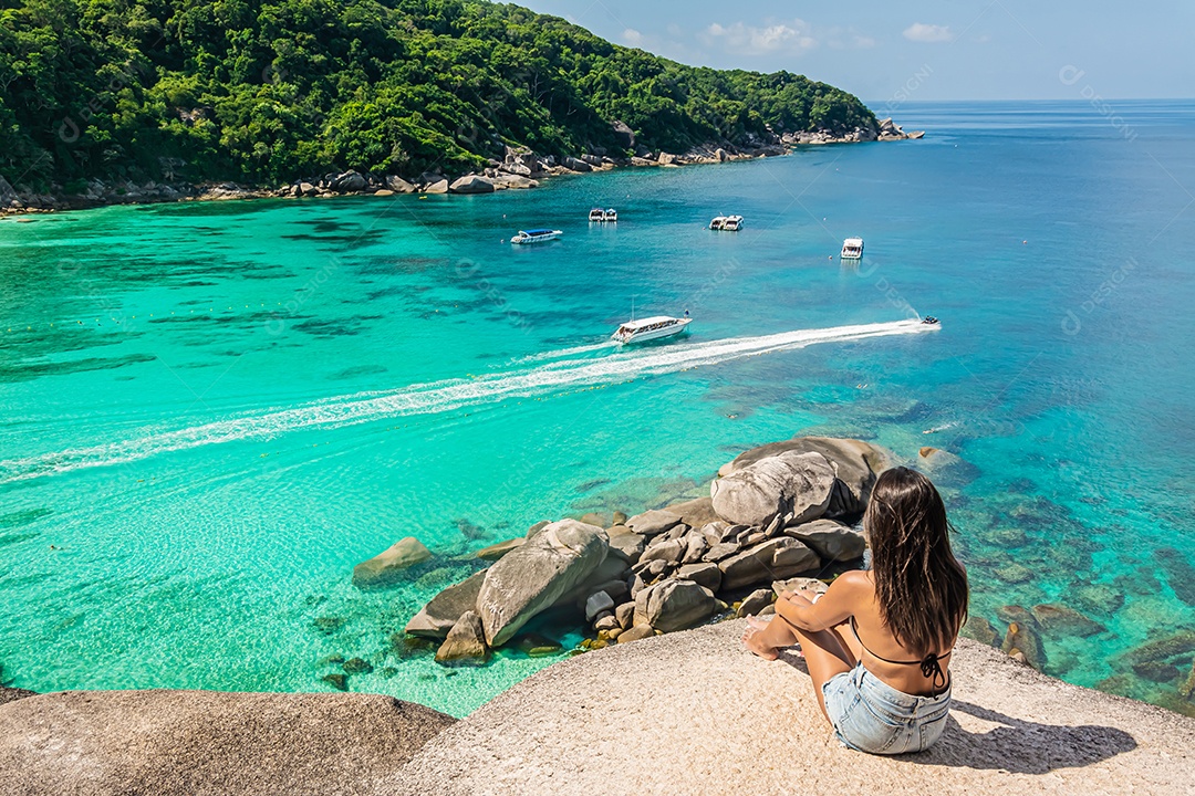 turista olhando panorama de Sail Rock View Point de Kor 8 do Parque Nacional das Ilhas Similan, Phang Nga, Tailândia, uma das atrações turísticas do mar de Andaman.