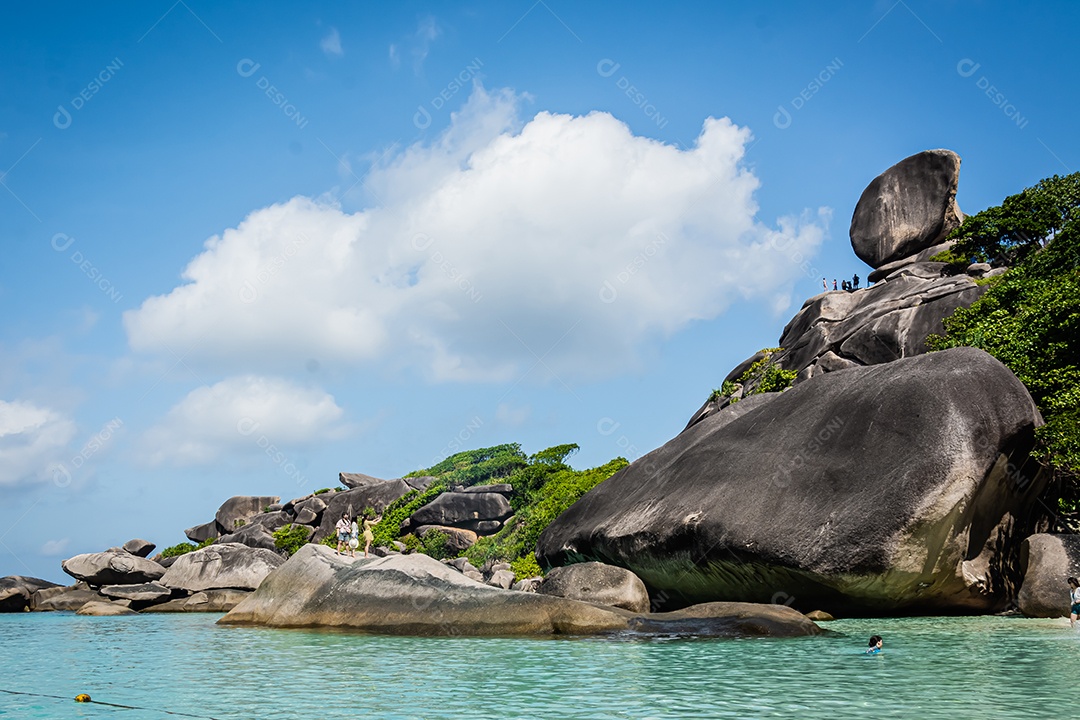Pessoas bonitas da paisagem na rocha é um símbolo das Ilhas Similan, céu azul e nuvem sobre o mar durante o verão no Parque Nacional