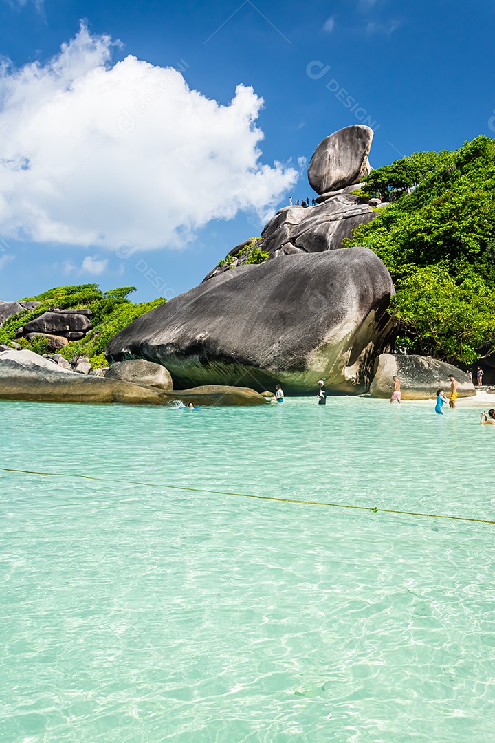 Pessoas bonitas da paisagem na rocha é um símbolo das Ilhas Similan, céu azul e nuvem sobre o mar durante o verão no Parque Nacional