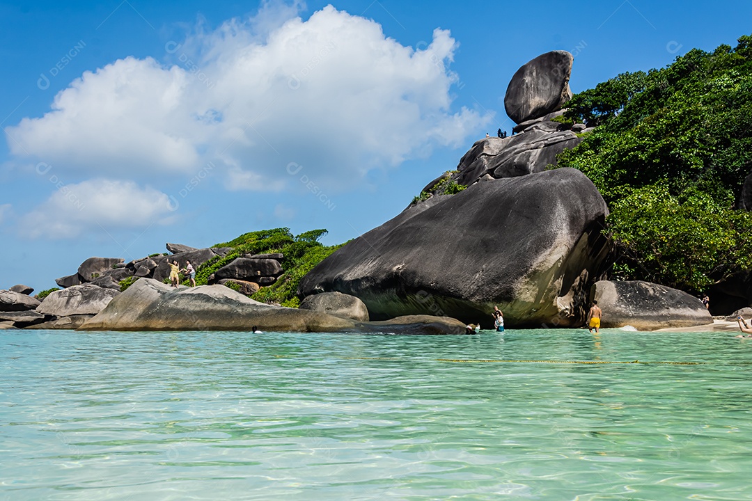 Pessoas bonitas da paisagem na rocha é um símbolo das Ilhas Similan, céu azul e nuvem sobre o mar durante o verão no Parque Nacional