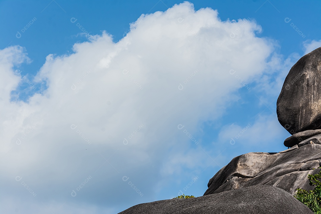 Pessoas bonitas da paisagem na rocha é um símbolo das Ilhas Similan, céu azul e nuvem sobre o mar durante o verão no Parque Nacional