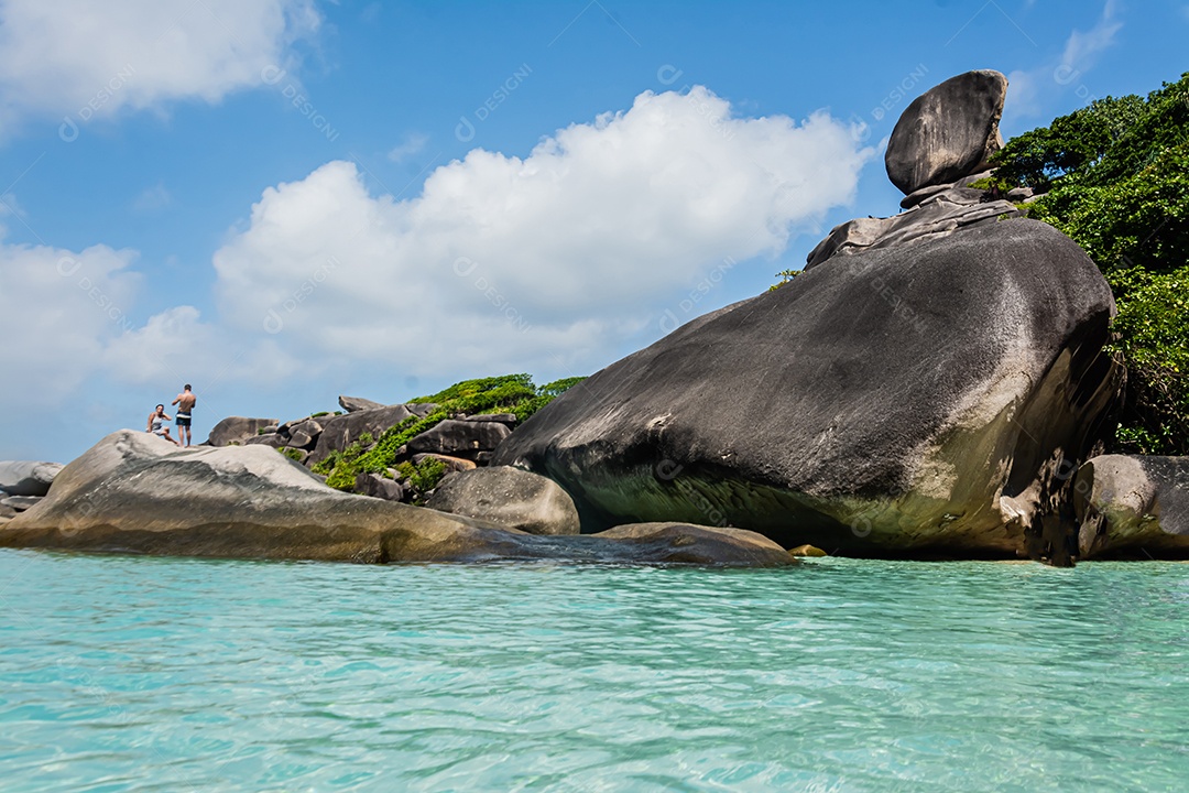 Pessoas bonitas da paisagem na rocha é um símbolo das Ilhas Similan, céu azul e nuvem sobre o mar durante o verão no Parque Nacional