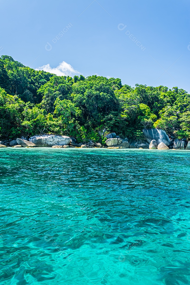Pessoas bonitas da paisagem na rocha é um símbolo das Ilhas Similan, céu azul e nuvem sobre o mar durante o verão no Parque Nacional