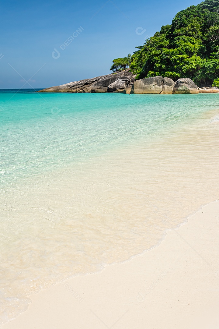 Bela praia e mar Koh Miang ilha No.4 no Parque Nacional Mu Ko Similan, Phang Nga, Tailândia