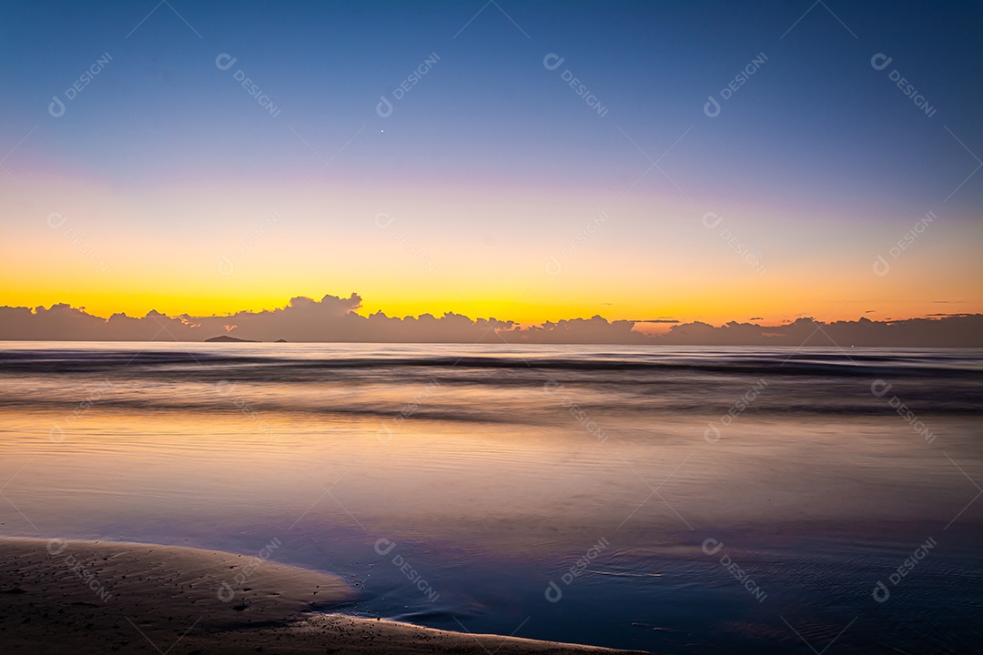Fundo de sol e mar por do sol. Composição da natureza.