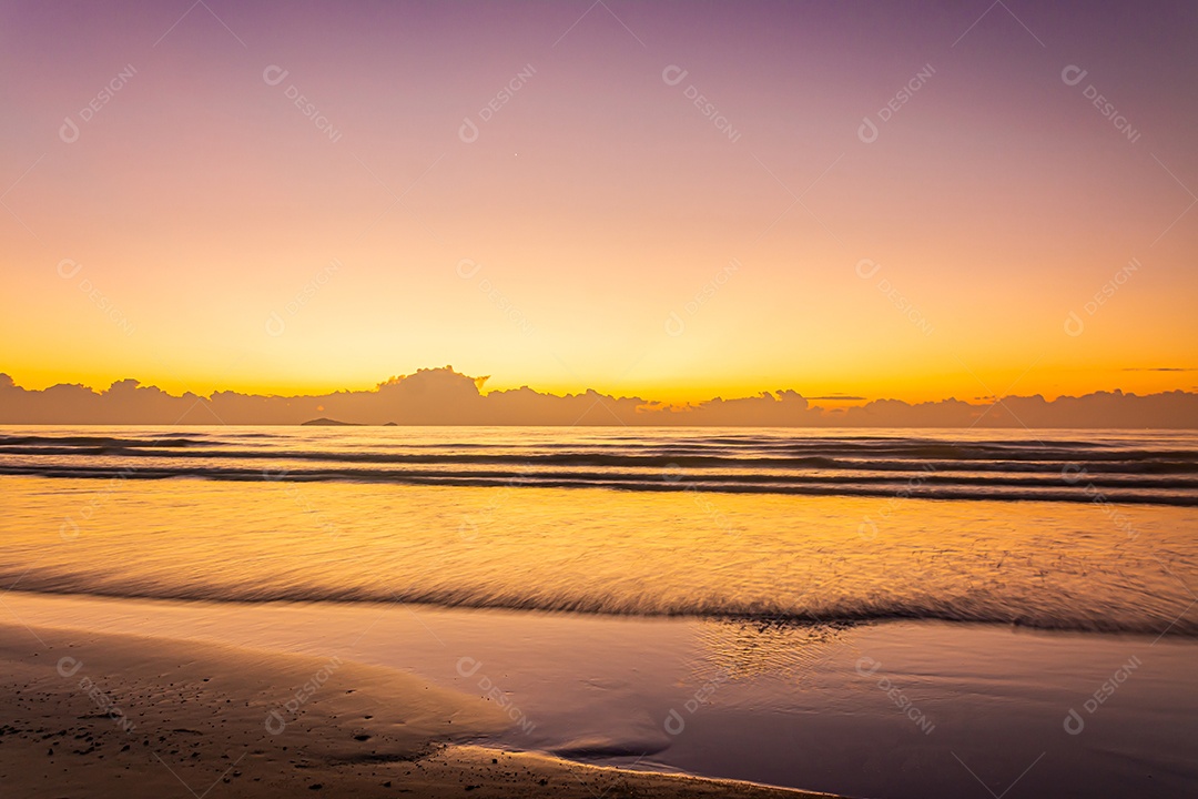 Fundo de sol e mar por do sol. Composição da natureza.