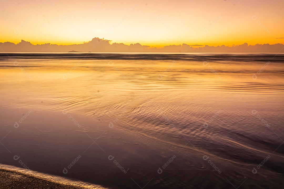 Fundo de sol e mar por do sol. Composição da natureza.