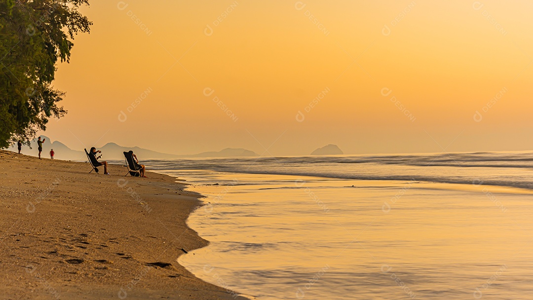 Pôr do sol rosa sobre a superfície lisa do Mar Negro com pinheiros