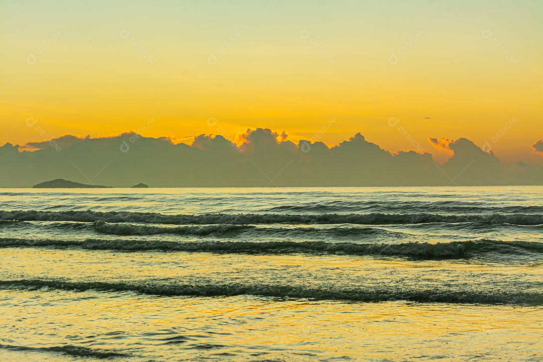 Pôr do sol rosa sobre a superfície lisa do Mar Negro com pinheiros