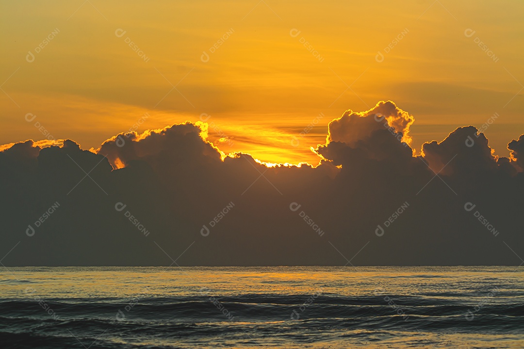 Pôr do sol rosa sobre a superfície lisa do Mar Negro com pinheiros