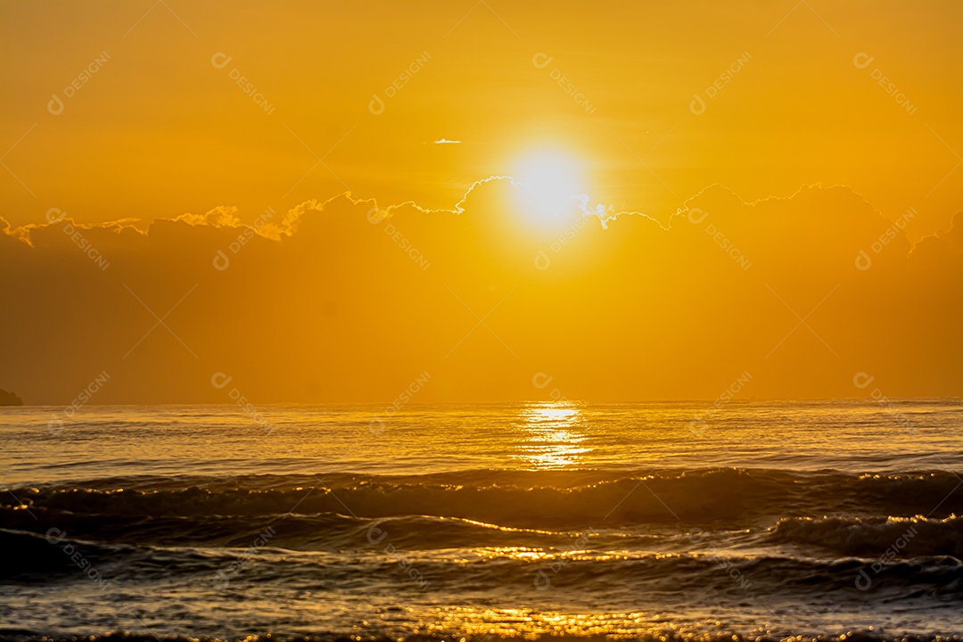 Pôr do sol rosa sobre a superfície lisa do Mar Negro com pinheiros