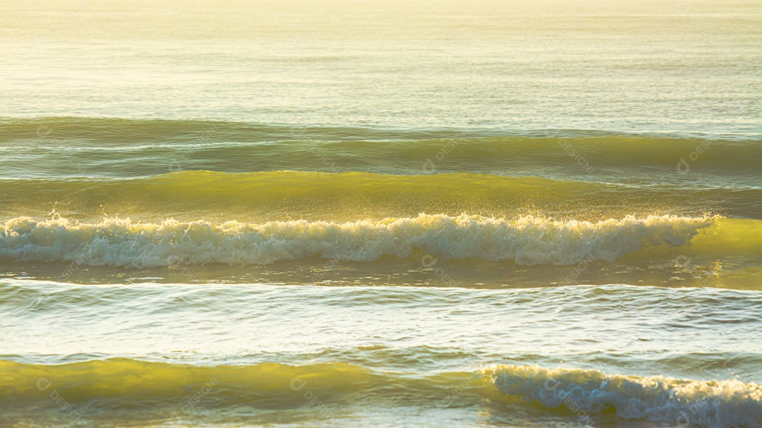 ondas do mar pela manhã