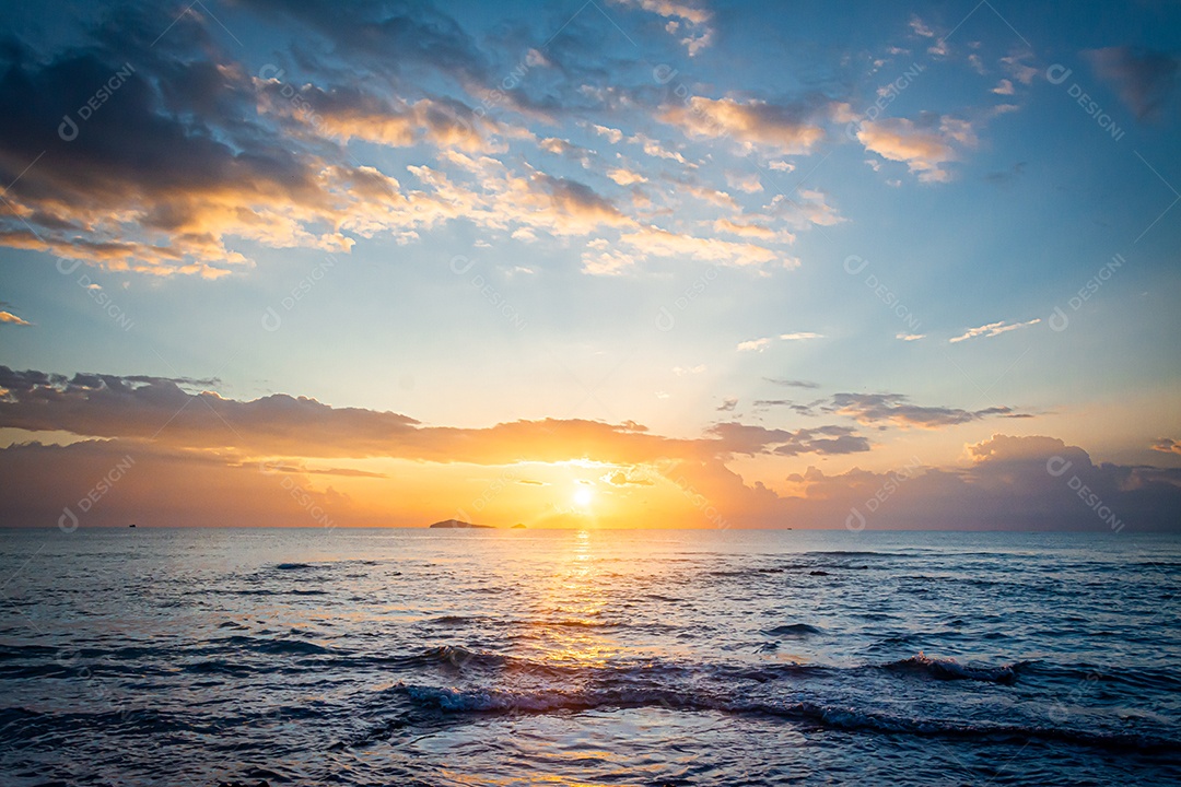 paisagem por do sol nas rochas da praia em primeiro plano
