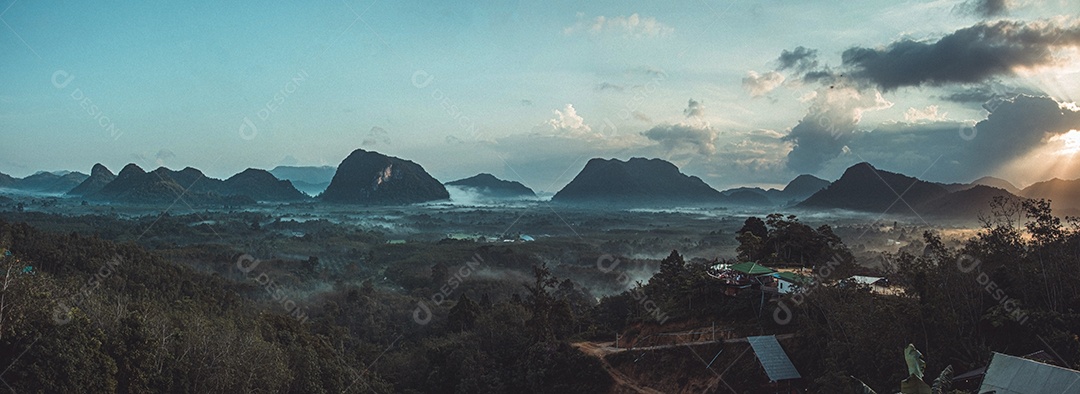 paisagem por do sol nas rochas da praia em primeiro plano
