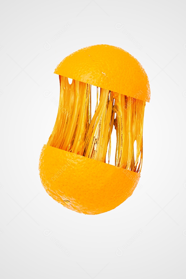 Fruta laranja em fundo branco.