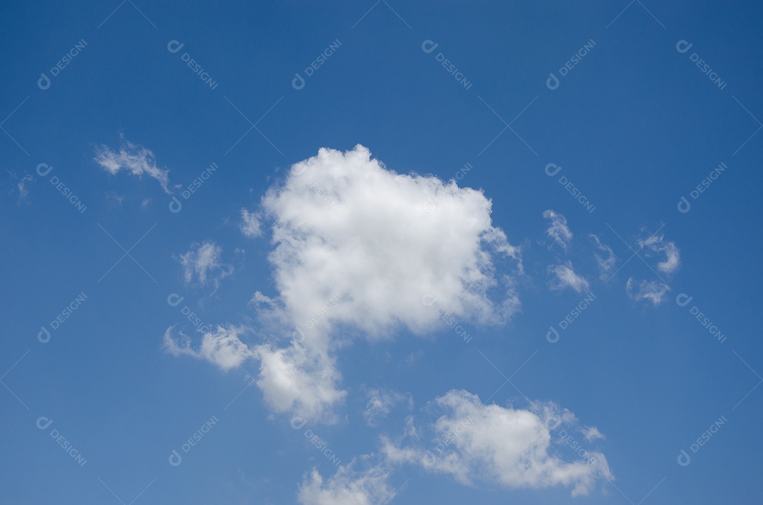 céu azul com nuvem closeup
