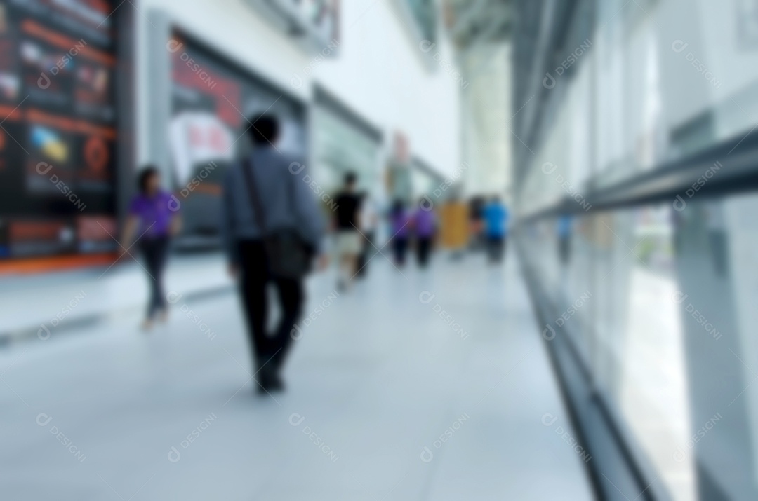 imagem fora de foco de uma multidão de pessoas andando na cidade