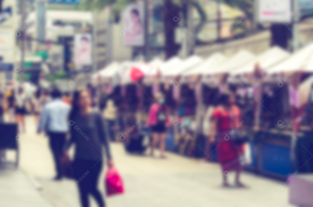 imagem fora de foco de uma multidão de pessoas andando na cidade