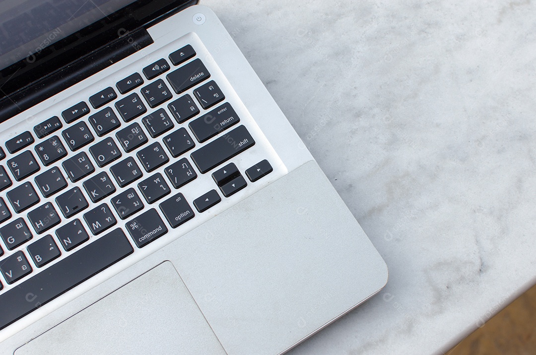 computador portátil na mesa