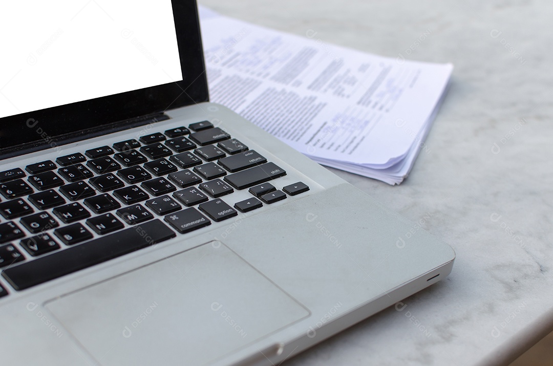 computador portátil na mesa