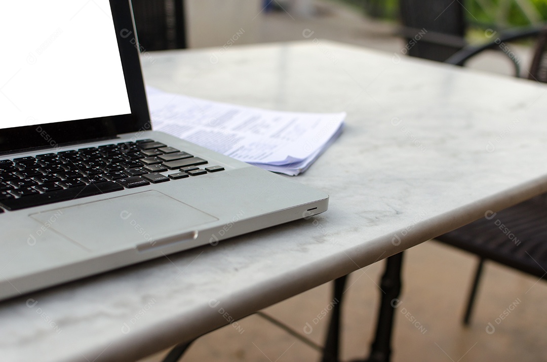 computador portátil na mesa