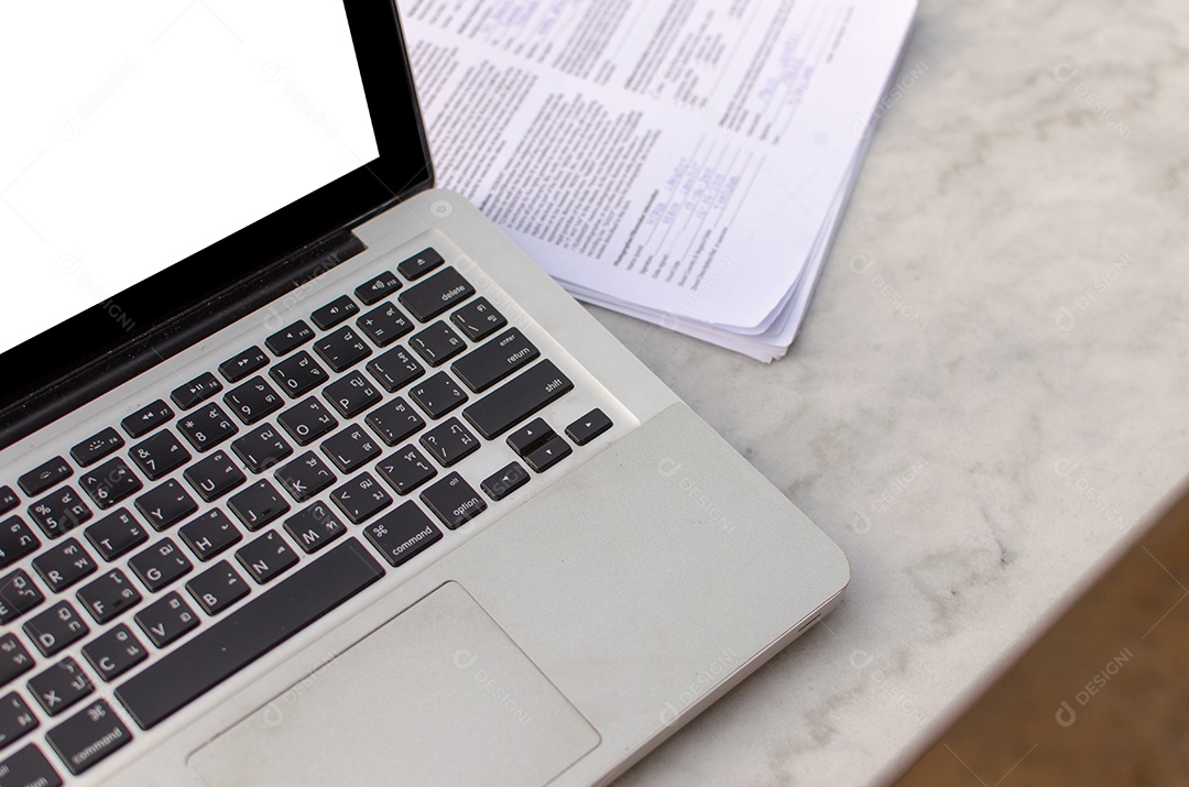 computador portátil na mesa