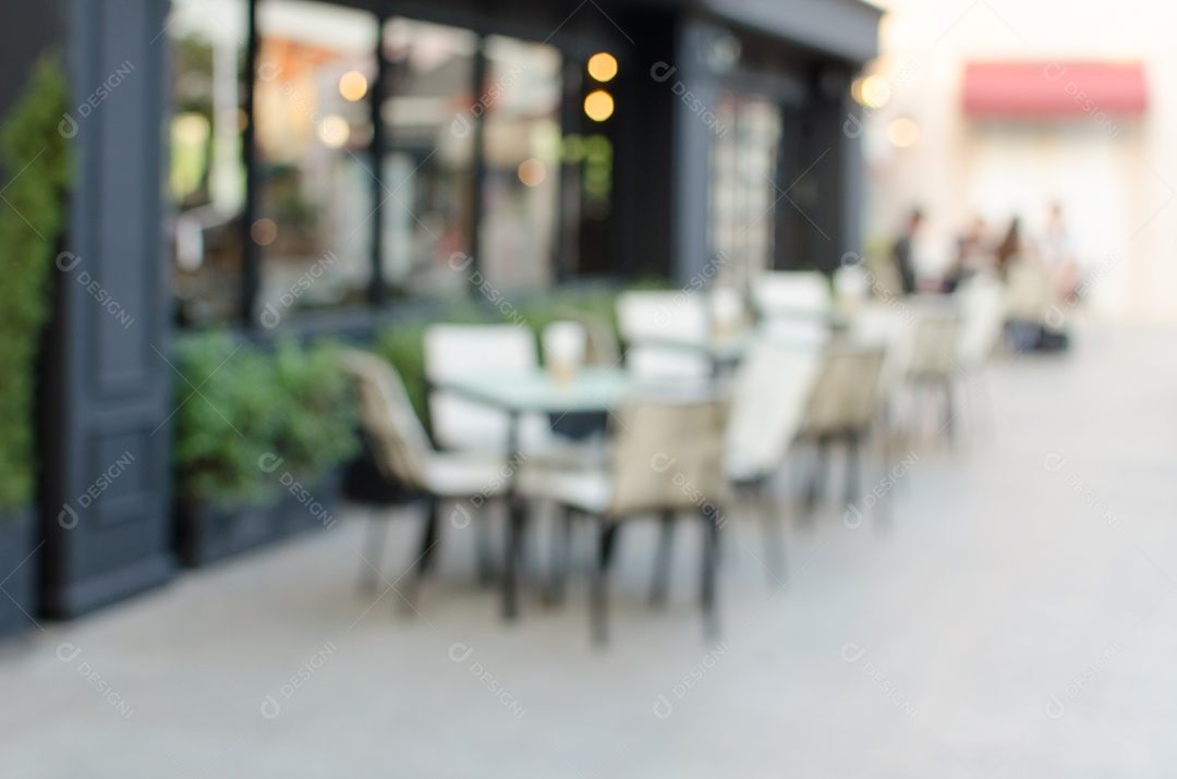 imagem borrada de mesas e decoração preparada para um outdoor