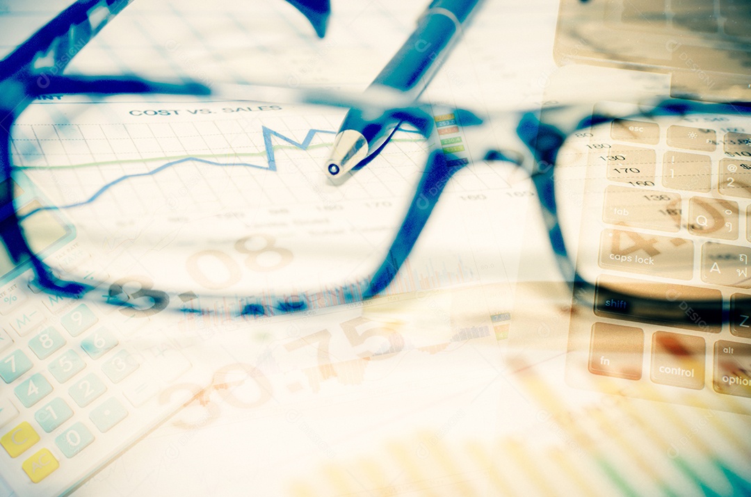 Mesa de escritório com bloco de notas, computador. Vista de cima.