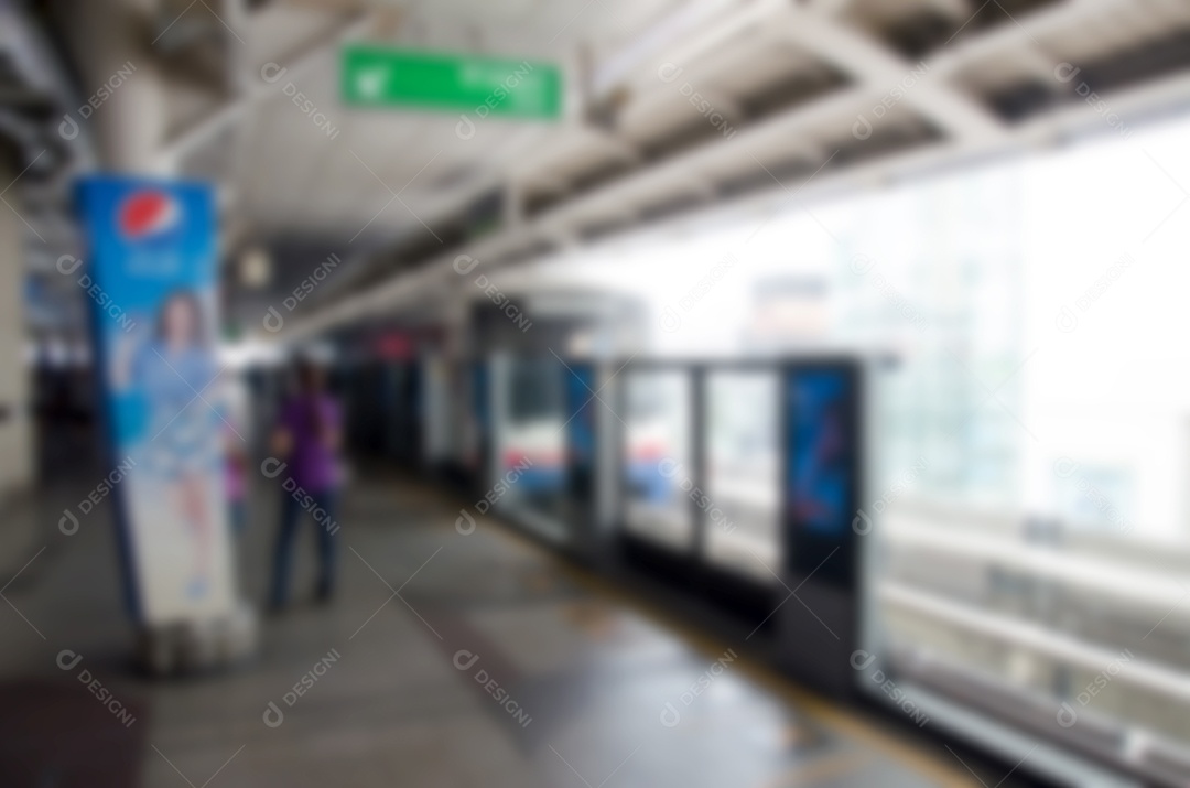 Pessoas desfocadas na estação BTS