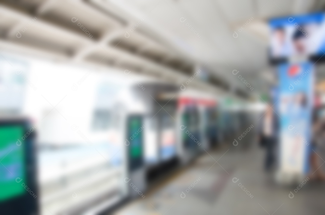 Pessoas desfocadas na estação BTS