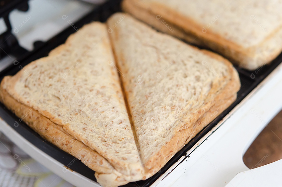 torrar o pão na grelha