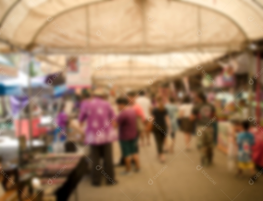 imagem fora de foco de uma multidão de pessoas andando na cidade