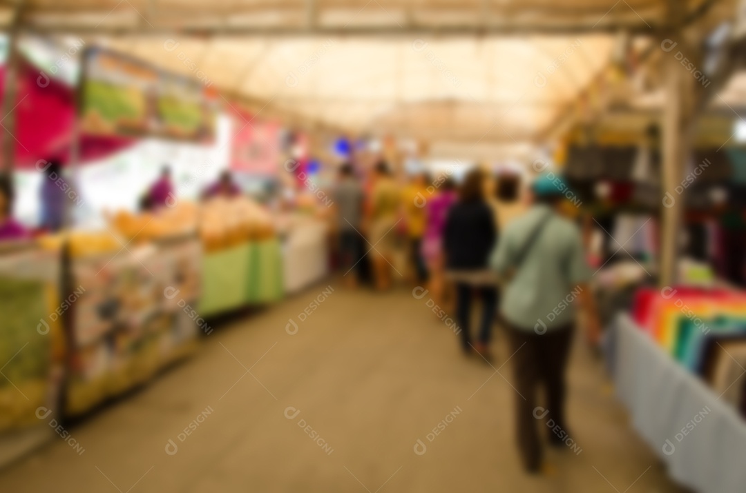 imagem fora de foco de uma multidão de pessoas andando na cidade