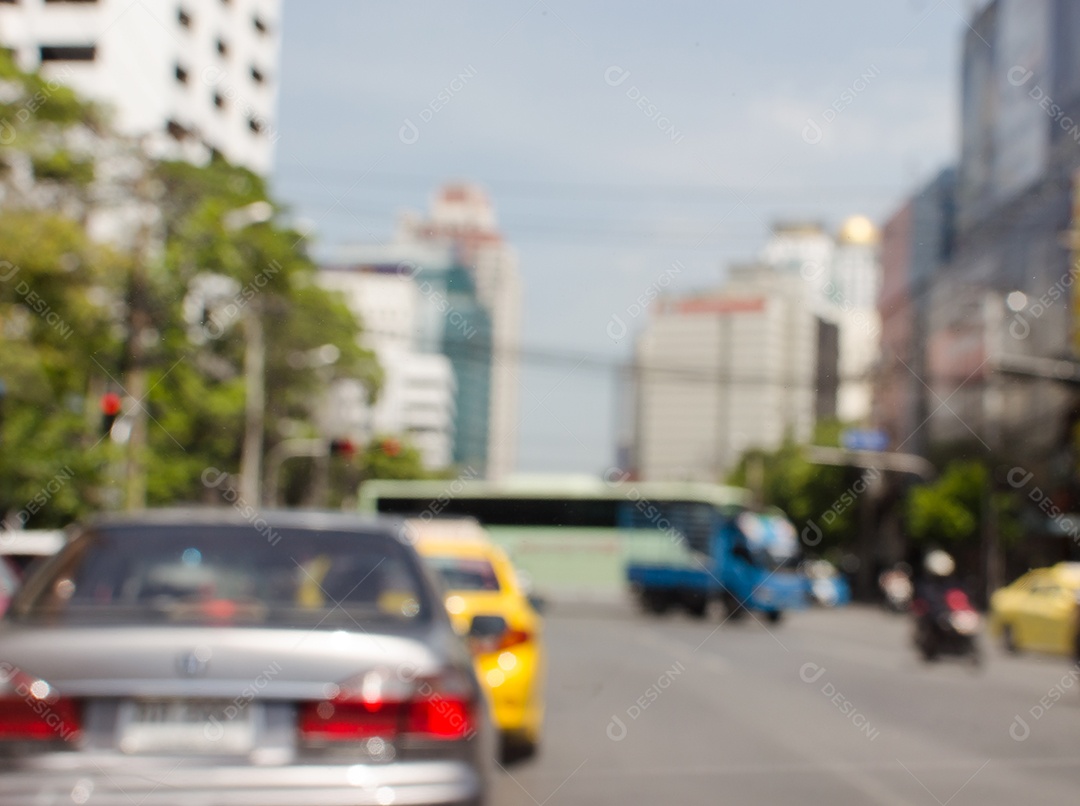 Carro de desfocagem de fundo movendo-se na estrada