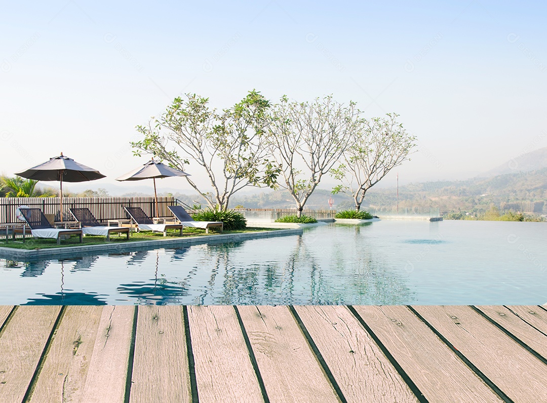 Tampo de madeira com piscina como pano de fundo