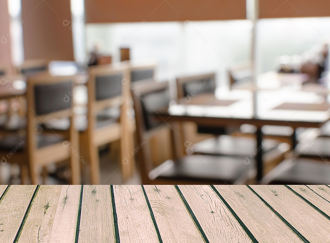 Tampo de madeira com cadeiras borradas no café como pano de fundo