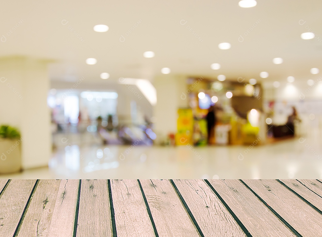 Tampo da mesa de madeira e fundo desfocado do shopping. modelo de exibição do produto.