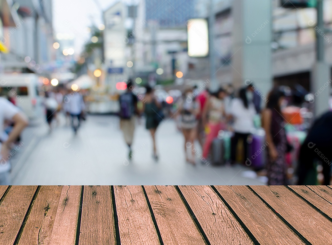 Tampo de madeira turva andando no fundo da rua. modelo de exibição do produto.