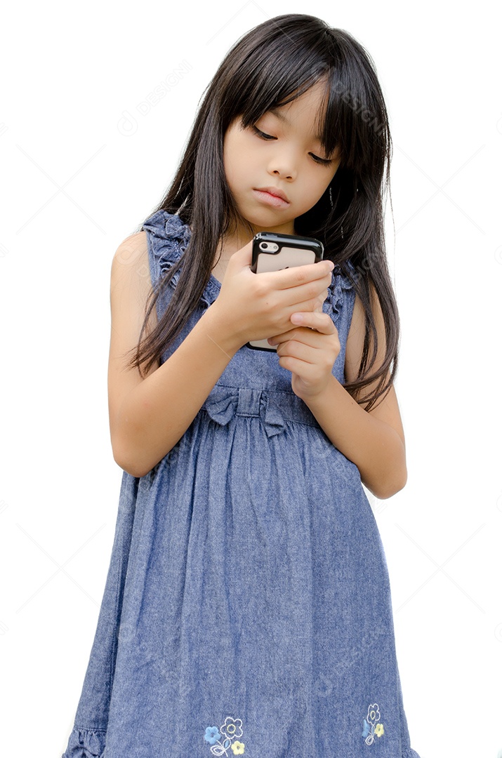 Menina Asiática brincando com telefone celular isolado no fundo branco