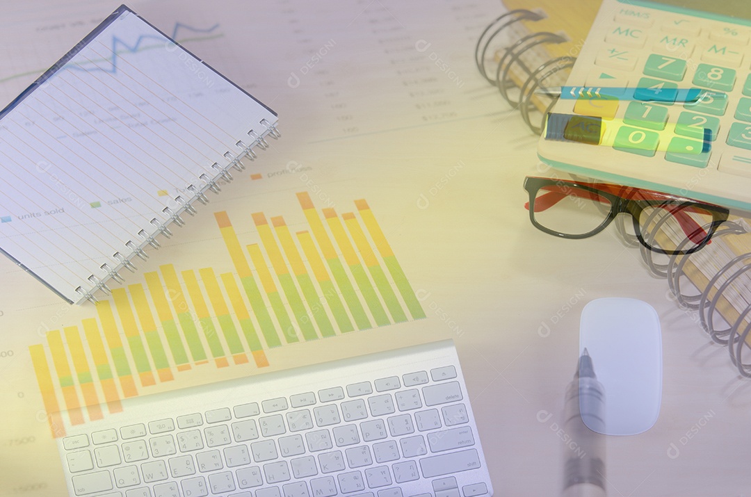 papéis financeiros, computador e material de escritório conceito de negócio