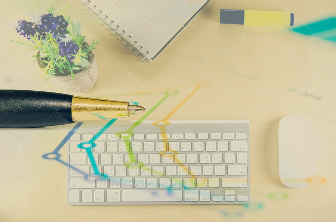 papéis financeiros, computador e material de escritório conceito de negócio