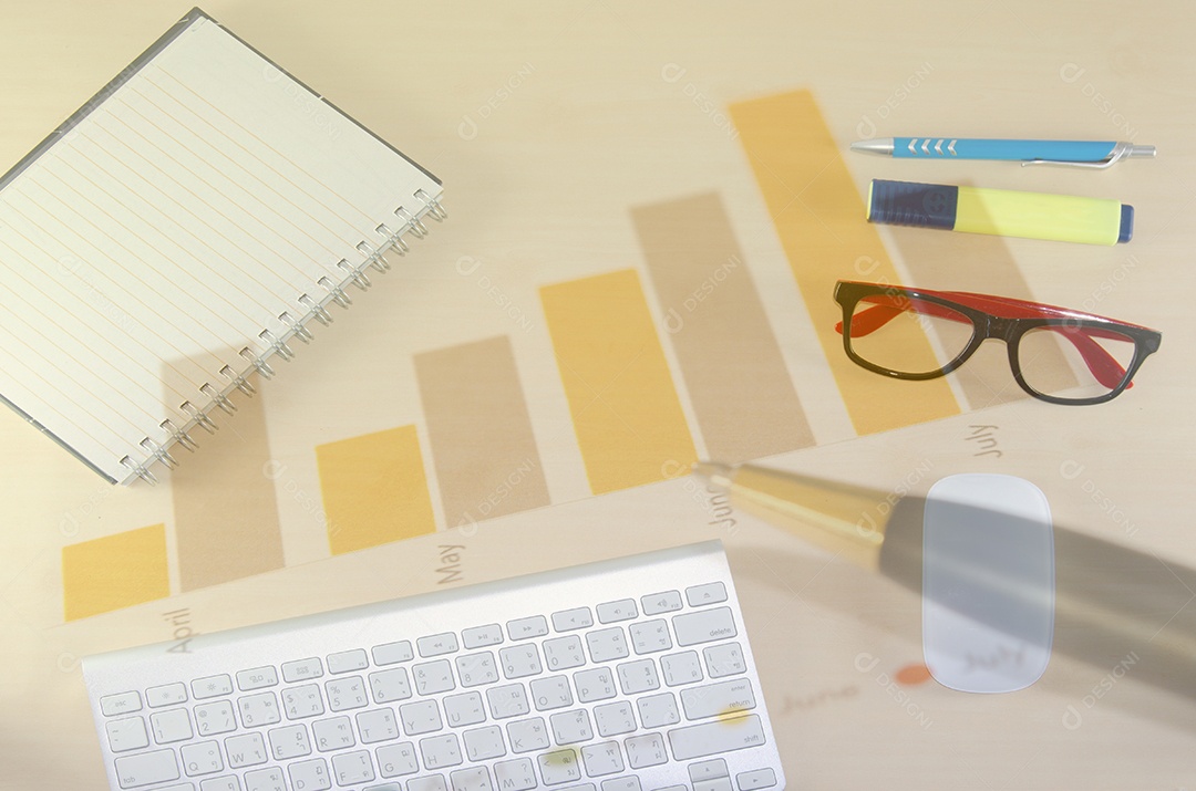 papéis financeiros, computador e material de escritório conceito de negócio