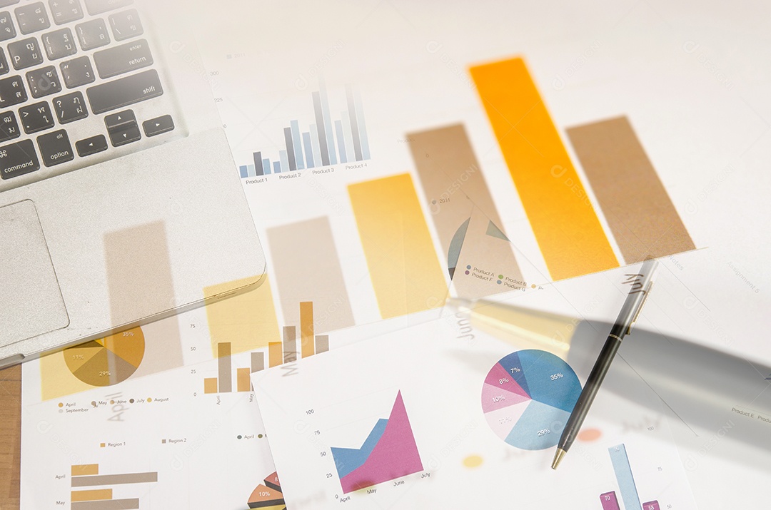 papéis financeiros, computador e material de escritório conceito de negócio