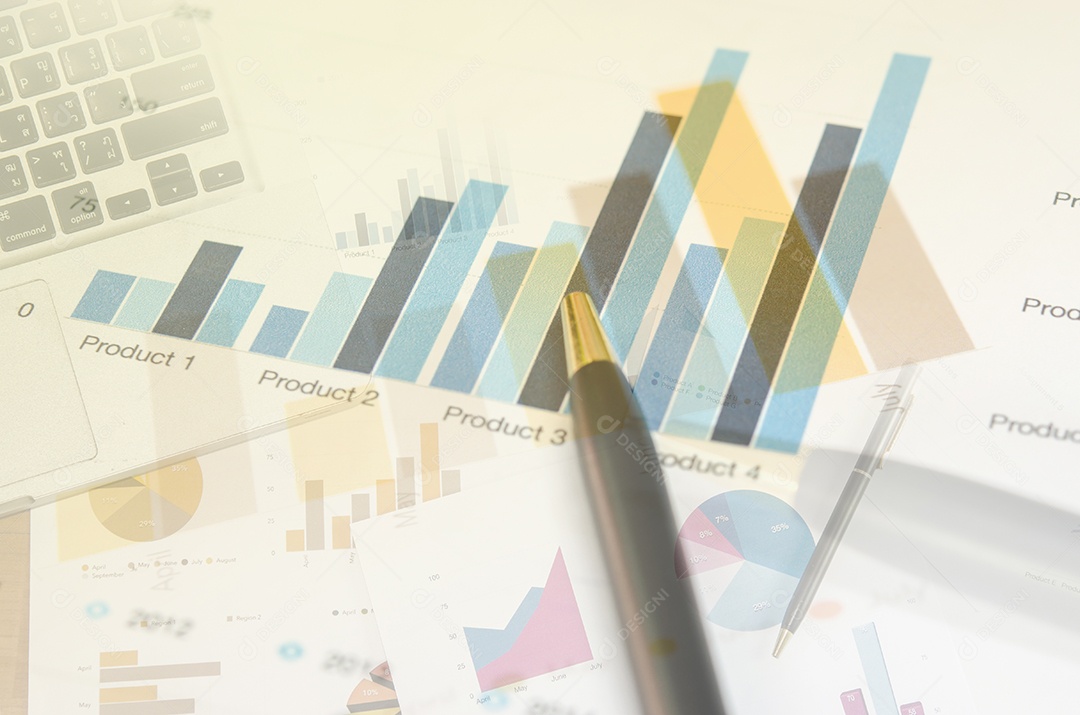 papéis financeiros, computador e material de escritório conceito de negócio