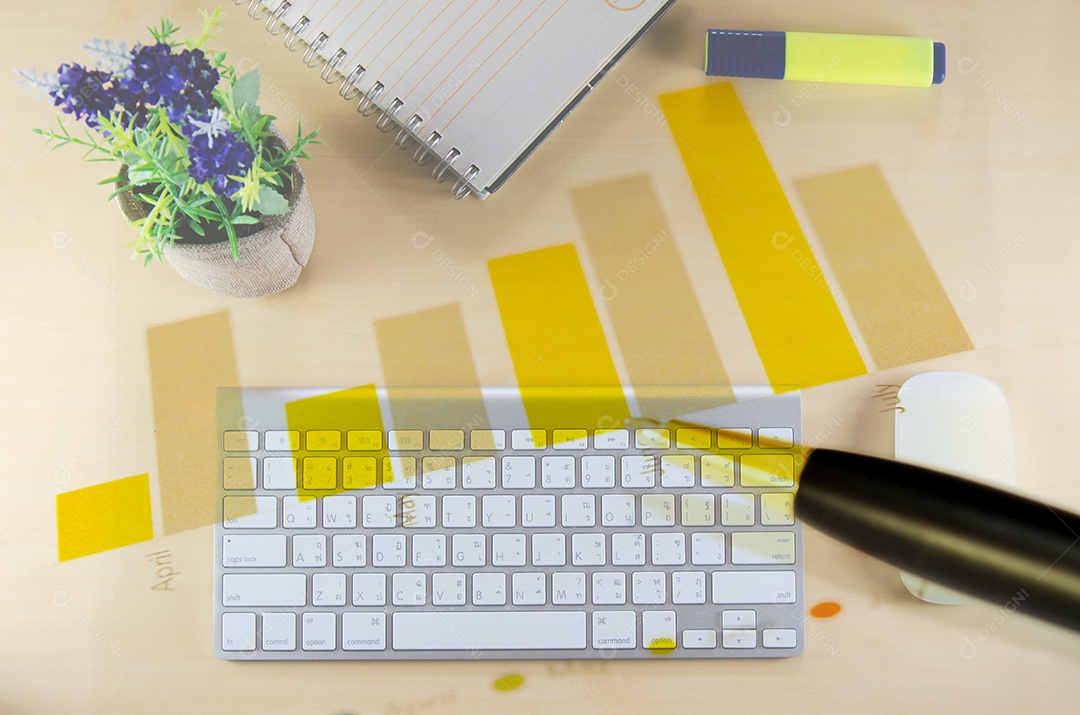 papéis financeiros, computador e material de escritório conceito de negócio