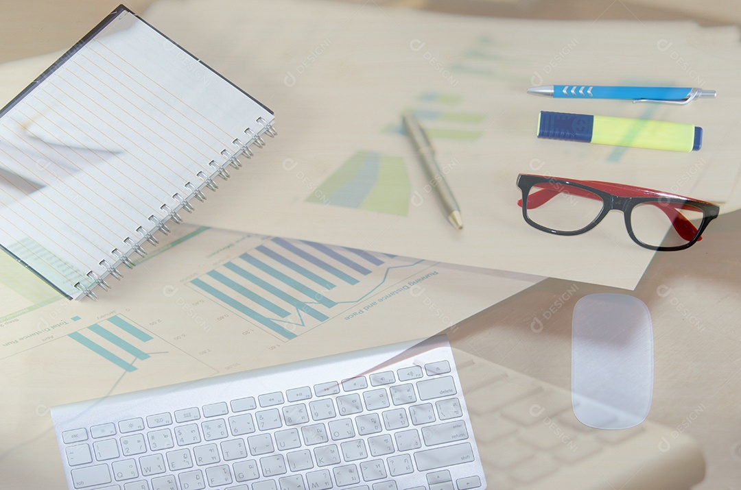 papéis financeiros, computador e material de escritório conceito de negócio